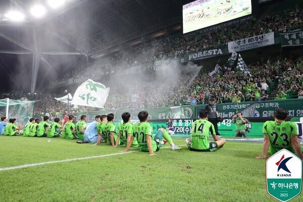 전북현대 선수단과 서포터. /사진=한국프로축구연맹