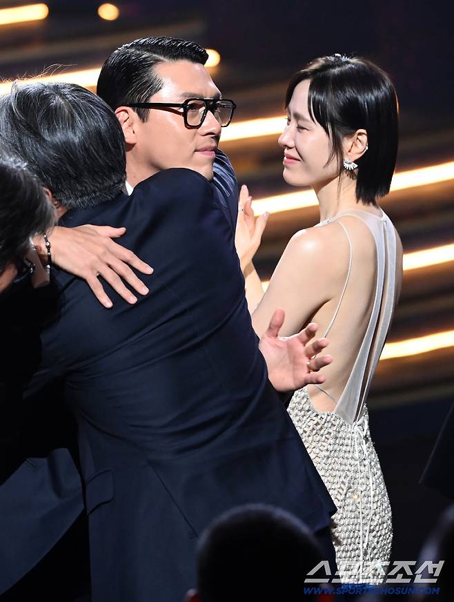 제46회 청룡영화상 시상식이 19일 여의도 KBS홀에서 열렸다. 남우주연상을 수상한 현빈이 기뻐하고 있다. 허상욱 기자  wook@sportschosun.com/2025.11.19/