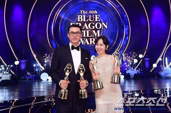 남녀주연상 수상한 현빈, 손예진 부부