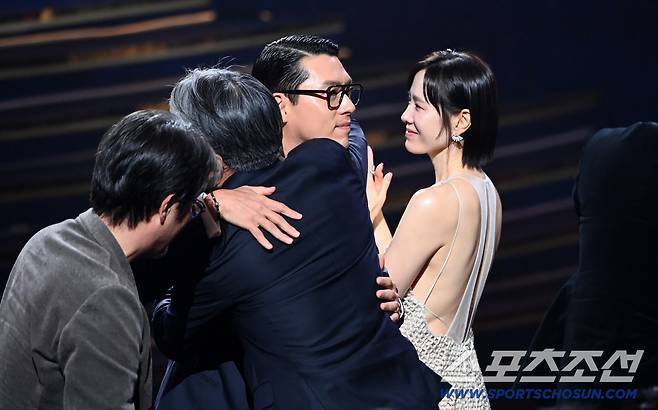 동료들과 뜨거운 포옹 나눈 현빈.