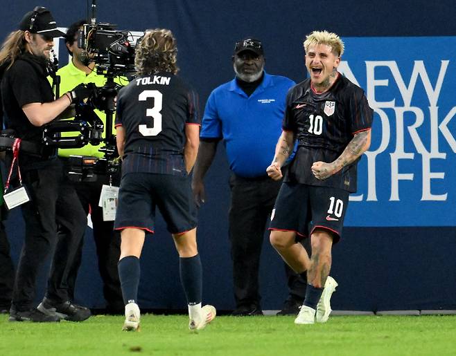 United States' John Tonkin (3) and Diego Luna (10) celebrate Luna's goal during the first half of an international friendly soccer game against Uruguay (AP Photo/Jason Behnken)<저작권자(c) AP연합뉴스, 무단 전재-재배포, AI 학습 및 활용 금지>