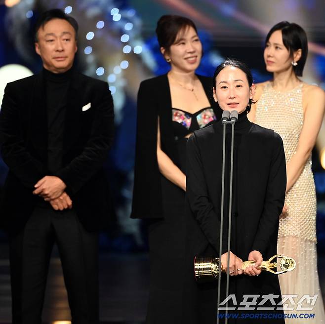 제46회 청룡영화상 시상식이 19일 여의도 KBS홀에서 열렸다. 최우수작품상을 수상한 영화 '어쩔수가없다' 팀이 기뻐하고 있다. 허상욱 기자  wook@sportschosun.com/2025.11.19/