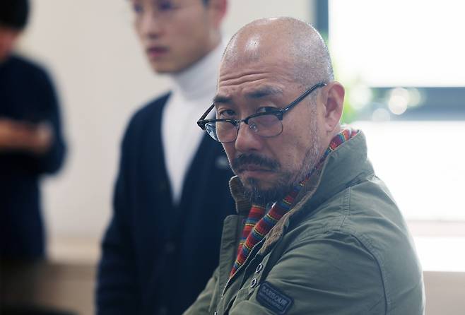 한국프로축구연맹 상벌위원회 기다리는 마이클 김 디렉터

    (서울=연합뉴스) 김성민 기자 = 마이클 김 전북 현대 디렉터가 19일 서울 종로구 축구회관에서 열린 프로축구 K리그1 전북 현대 타노스 코치의 '손동작 논란' 한국프로축구연맹 2025년 제14차 상벌위원회를 대리인 출석하기 위해 기다리고 있다.

    타노스 코치는 지난 8일 대전하나시티즌과의 경기에서 눈을 가리키는 행동으로 인종차별 논란에 휩싸였다. 2025.11.19