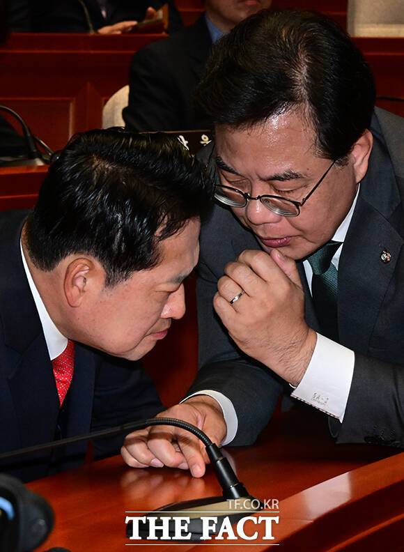 국민의힘 내부에서 당명 변경을 비롯한 '재창당급 혁신' 요구가 본격적으로 제기되고 있다. 사진은 장동혁 국민의힘 대표(왼쪽)와 송언석 원내대표가 대화하고 있는 모습. /남윤호 기자