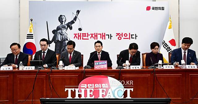 중도 확장을 위해 '당명 변경'에 대한 필요성이 제기된다. 사진은 국민의힘 최고위원회의에서 발언하는 장동혁 당대표 모습(왼쪽 4번째). /배정한 기자