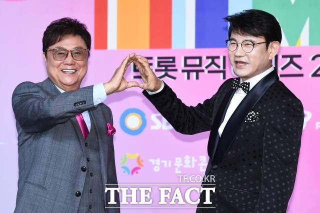 깊이 있는 음악적 분석과 사람 냄새 나는 격려가 동시에 가능한 레전드 가수 설운도의 합류로, 시즌3에 대한 기대감이 크게 높아지고 있다. 사진은 SBS프리즘타워에서 열린 '트롯 뮤직 어워즈 2024' 시상식에 참석해선배가수 남진(왼쪽)과 레드카펫을 밟고 있는 모습이다. /서예원 기자