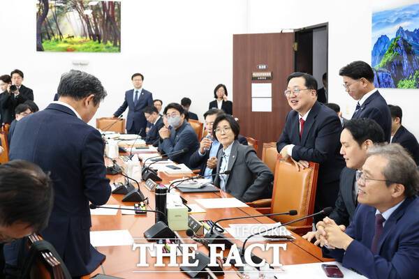 이장우 대전시장이 20일 국회 예결특위 소위원회 회의실을 찾아 의원들과 인사를 나누고 있는 모습. /대전시