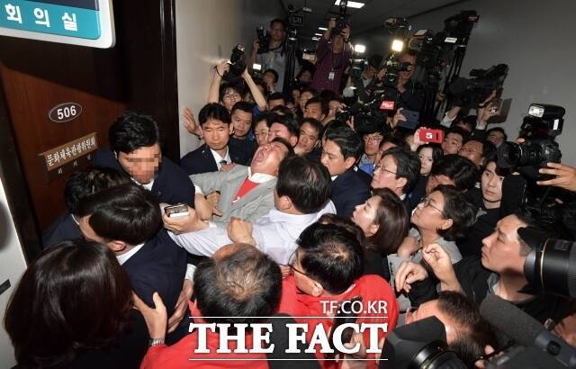 자유한국당을 제외한 여야 4당의 선거제 개혁안 패스트트랙 지정을 위한 국회 사법개혁특별위원회 전체회의가 지난 2019년 4월29일 오후 서울 여의도 국회 본청 506호에서 진행된 가운데 나경원 당시 원내대표를 비롯한 자유한국당 의원들이 회의장에 진입을 시도하고 있다. /더팩트 DB