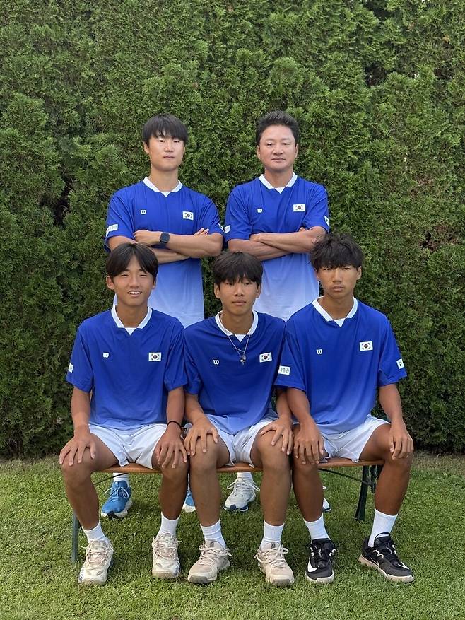 윤용일 감독과 14세 이하 대표팀 장준서, 김시윤, 김건호, 임준우 트레이너. 윤용일 감독 제공