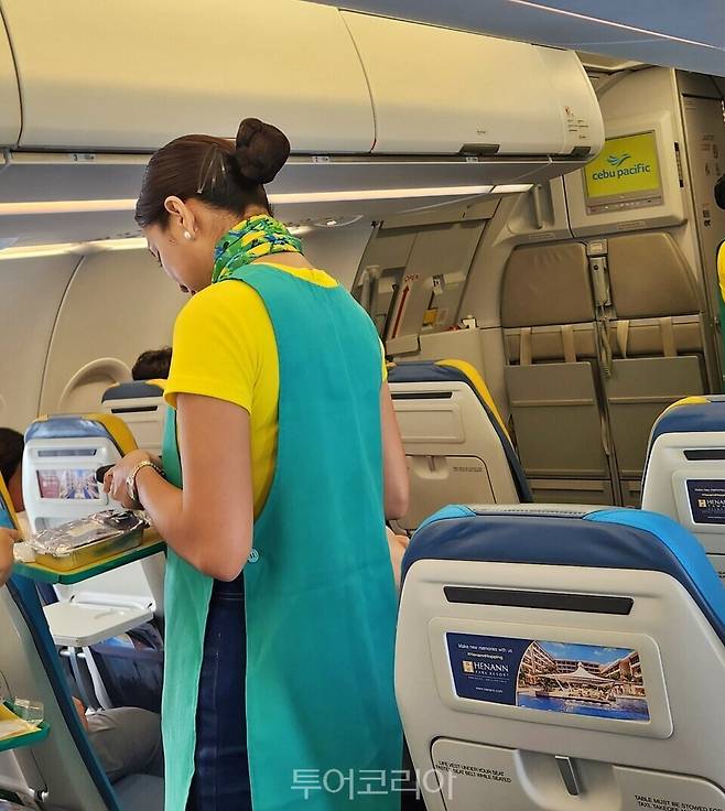 세부퍼시픽 기내에서 서비스하고 있는 승무원/사진-투어코리아