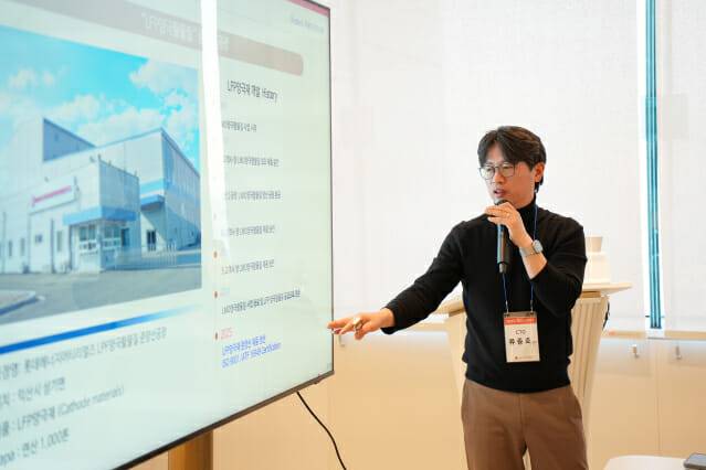 롯데에너지머티리얼즈 류종호 R&D 부문장이 설명을 하고 있다