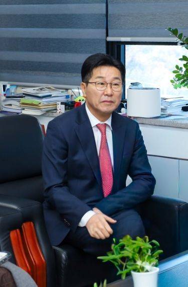 최성현 강원관광재단 대표이사가 지난 4일 재단 대표실에서 아시아경제와의 인터뷰에서 "'2025-2026 강원 방문의 해'는 단순한 이벤트가 아닌 '사람이 중심이 되는 강원' 실현과 관광 경쟁력 재정립을 위한 장기 프로젝트"라고 밝히고 있다.