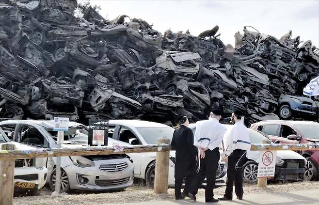노바(이스라엘)=이인열 기자하마스에 공격당한 이스라엘 노바 음악 축제 현장 인근 ‘불탄 자동차 무덤’. 산더미처럼 쌓인 자동차 1500여 대가 당일의 참상을 증언하고 있다.