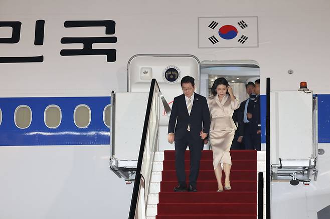 이집트를 공식 방문한 이재명 대통령과 김혜경 여사가 19일(현지 시각) 카이로 국제공항에 도착해 공군1호기에서 내리고 있다./뉴시스