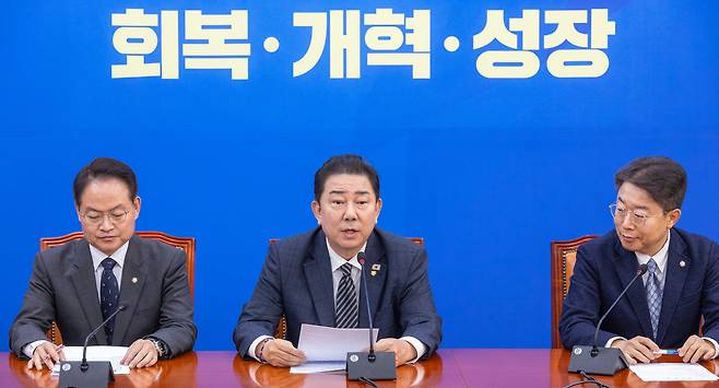 더불어민주당 김병기 원내대표(가운데)와 원내지도부들이 20일 국회에서 열린 정책조정회의에서 발언하고 있다. /연합뉴스