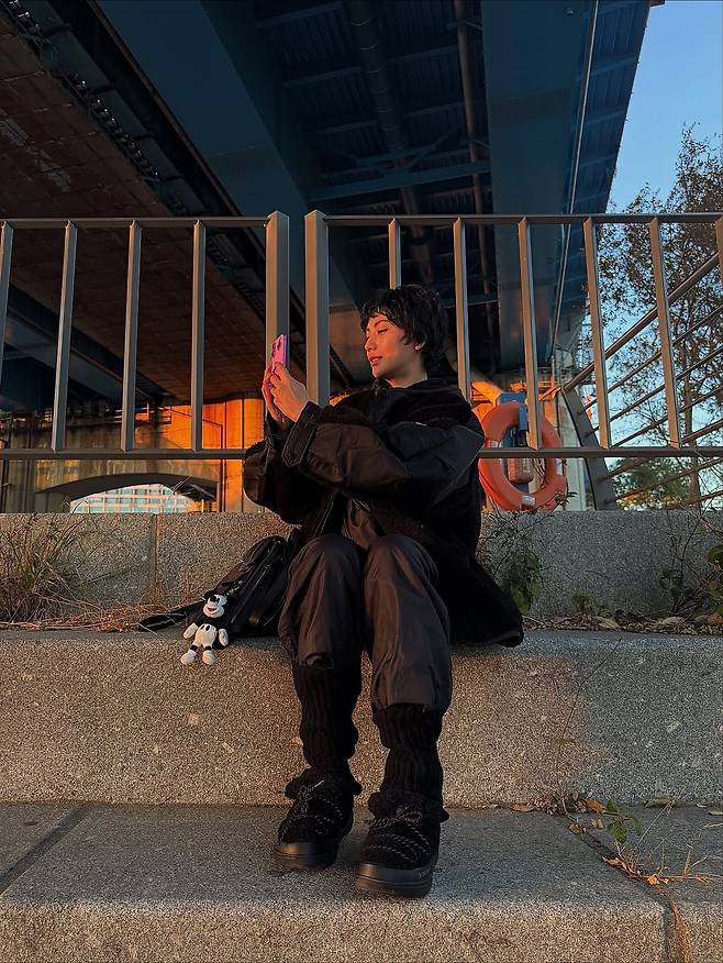 레그워머에 바지를 넣어 유니크한 패션을 선보인 나나. 인스타그램 @jin_a_nana