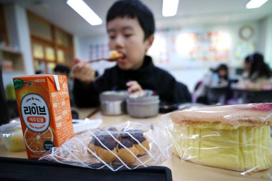 전국학교비정규직연대회의가 총파업에 들어간 20일 오전 세종지역 학교·유치원 절반이 파업에 동참하며 급식 운영에 차질이 빚어졌다. 세종시 한 초등학교에서 학생이 점심 대체식으로 제공된 빵을 먹고 있다. 김영태 기자