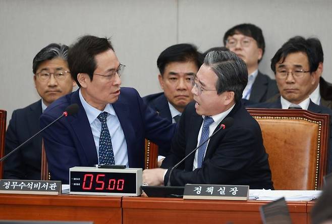 김용범 대통령비서실 정책실장이 지난 18일 국회에서 열린 운영위원회 전체회의에서 김은혜 국민의힘 의원의 전세 관련 질의를 듣던 중 격노하고 있다. 옆에 있던 우상호 정무수석이 만류하고 있다. ⓒ뉴시스