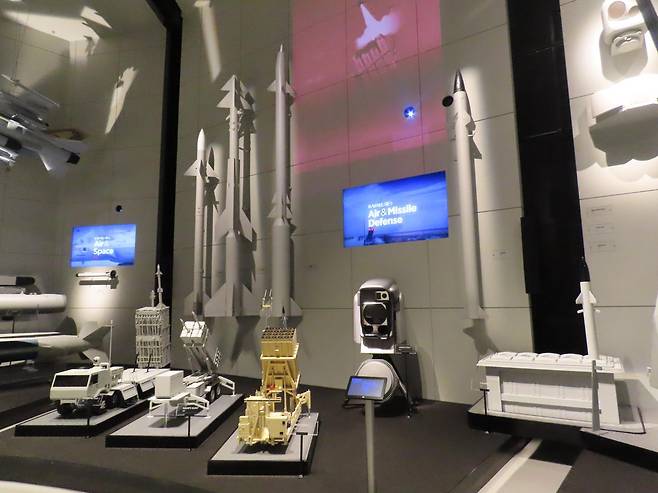 이스라엘 북부 하이파에 위치한 이스라엘 국영군수기업 라파엘사 본사의 쇼케이스 룸. 이스라엘 첨단 무기들의 모형이 전시돼있는 장소로 13일(현지 시간) 외신으로는 처음 동아일보 등 한국 언론에 공개됐다. 라파엘 제공
