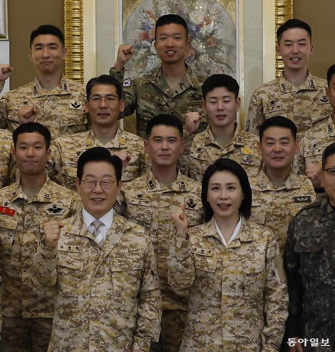 아랍에미리트(UAE)를 국빈 방문한 이재명 대통령과 김혜경 여사(앞줄)가 19일 아부다비 소재 호텔에서 아크부대 장병들을 격려한 뒤 기념 사진을 촬영하고 있다. 아부다비=송은석 기자 silverstone@donga.com