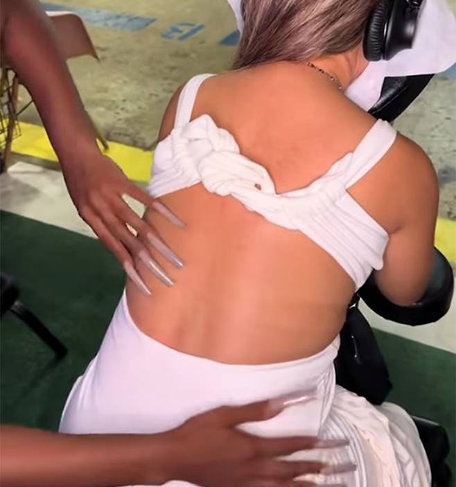 미국에서 ‘등 긁기 테라피’가 스트레스 완화와 수면 개선 효과를 내세우며 확산하고 있다. ASMR 기반 마사지라는 주장도 있지만 전문가들은 과도한 긁기에는 주의를 당부했다. 인스타 scratchergirls 캡처