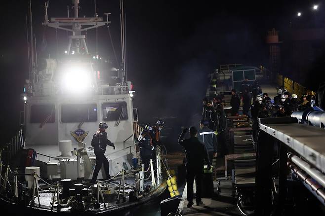 19일 오후 8시 16분쯤 전남 신안군 장산면 족도에 260여명이 탑승한 여객선이 좌초된 후 구조된 탑승객들이 육지로 이동하고 있다. 2025.11.19 뉴스1