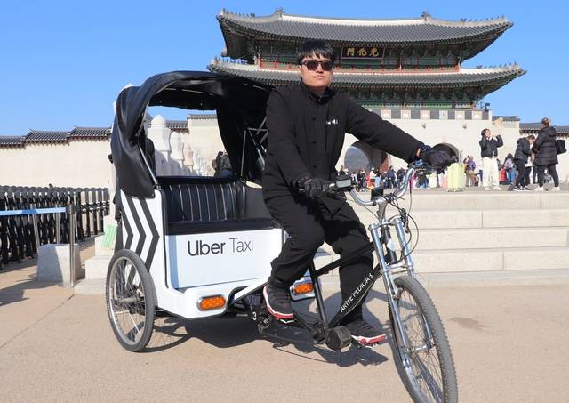 우버 택시가 서울 북촌에서 ‘우버 택시 인력거’를 활용한 투어 프로그램을 운영한다. 우버택시 제공