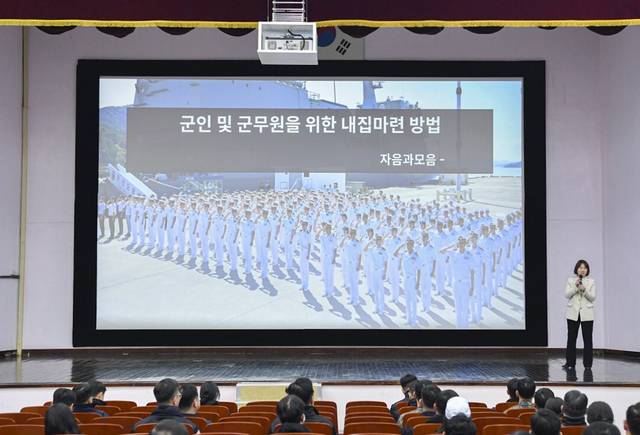 월급쟁이부자들 관계자가 지난 19일 충남 계룡대 해군본부에서 경제교육을 하고 있다. 월급쟁이부자들 제공.
