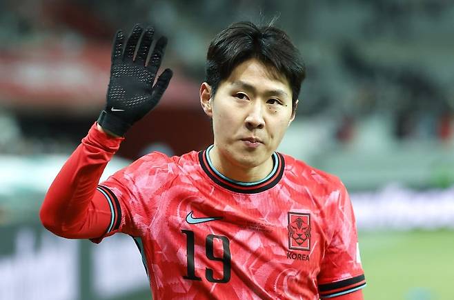 18일 오후 서울 마포구 서울월드컵경기장에서 열린 축구 국가대표팀 평가전 대한민국과 가나의 경기, 이강인이 교체되며 관중들에게 인사를 하고 있다.뉴시스