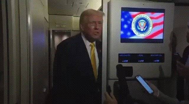 도널드 트럼프 미국 대통령이 14일(현지시간) 에어포스원에서 엡스타인 문서와 관련해 질문한 블룸버그 통신 기자에게 "조용히 해 돼지야"라고 말해 논란이 되고 있다. /사진=뉴스1