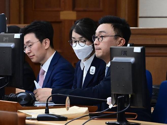 도이치모터스 주가조작과 명태균 공천개입, 통일교 청탁·뇌물 수수 의혹 혐의 등으로 구속기소 된 김건희 여사가 지난 9월 24일 오후 서울 서초구 서울중앙지방법원에서 열린 첫 재판에 출석해 있다. 2025.11.19. /사진=뉴시스