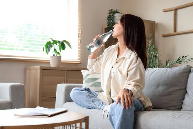 허벌라이프 모델이 수분을 섭취하고 있다. 한국허벌라이프 제공