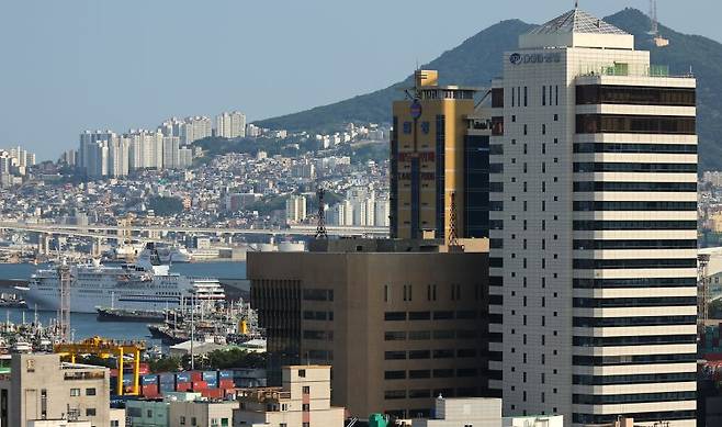 부산으로 이전하는 해양수산부가 최근 부산청사 내에 들일 사무가구를 구매 계약하는 과정에서 전체금액의 23%만 부산 제품을 구매해 지역제품 구매율이 부진하다는 지적이 일고 있다. 사진은 해수부가 본관으로 임차하기로 한 부산 동구 소재 IM빌딩(오른쪽 흰색건물)과 별관으로 임차할 협성타워(왼쪽). 연합뉴스