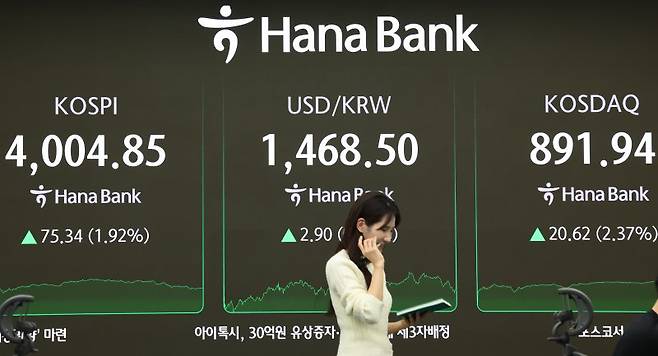 20일 오후 서울 중구 하나은행 본점 딜링룸 현황판에 코스피 지수가 표시돼 있다. 이날 코스피는 엔비디아의 호실적에 힘입어 4,000선을 재탈환했다. 사진=연합뉴스