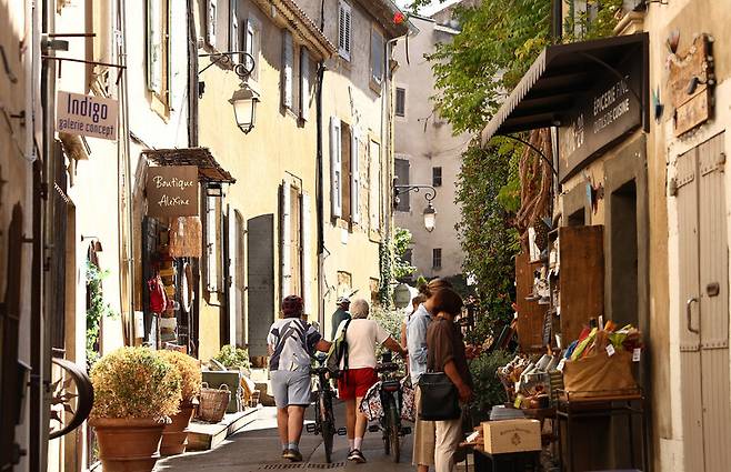 루르마랭 마을 골목 곳곳엔 아기자기한 가게부터 우아한 소품숍까지 다채로운 볼거리가 넘친다. 박미향 기자