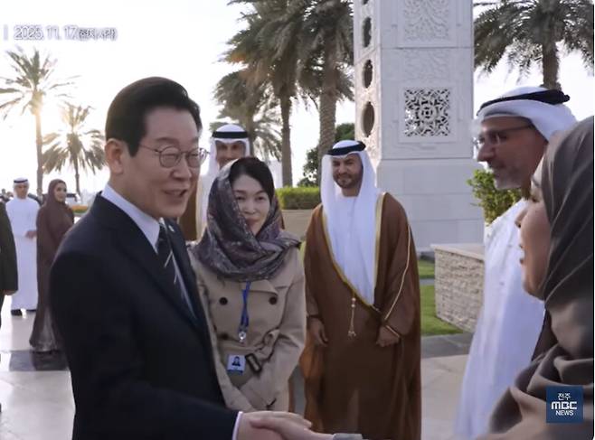 17일 아랍에미리트 아부다비의 그랜드모스크에서 아랍에미리트 쪽 수행원과 대화를 나누는 이 대통령. 전주MBC 유튜브 갈무리