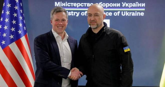 댄 드리스콜 미국 육군장관이 19일 키이우에서 데니스 슈미할 우크라이나 국방장관과 만나 회담에 앞서 악수하고 있다. 로이터 연합뉴스