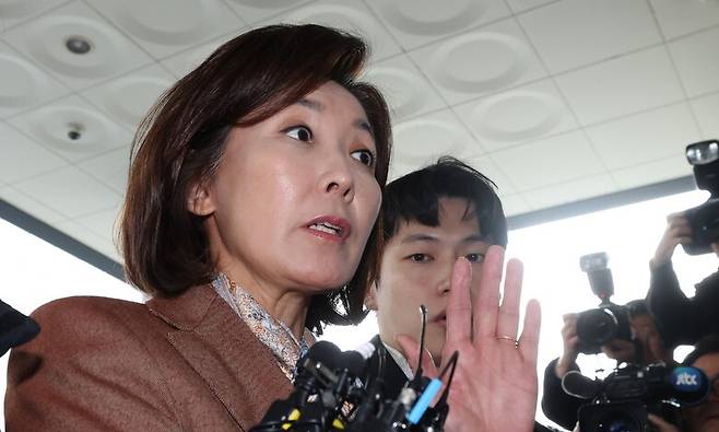 나경원 국민의힘 의원이 20일 오후 서울 양천구 신정동 서울남부지방법원에서 열린 국회 패스트트랙(신속 처리 안건) 충돌 사건 1심 선고 공판에 출석하러 법정으로 향하고 있다. 김영원 기자 forever@hani.co.kr