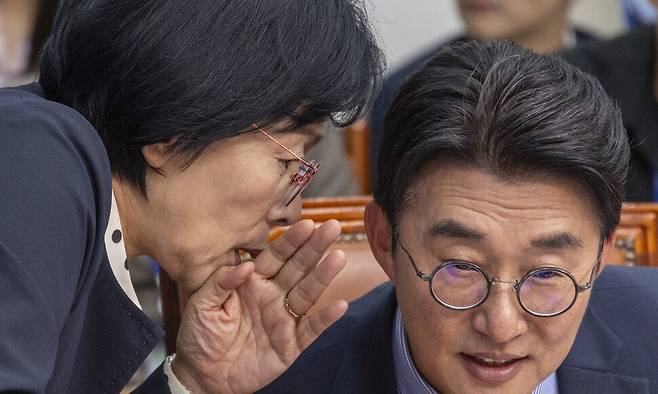 더불어민주당 언론개혁특별위원회 최민희 위원장과 노종면 의원이 10월20일 국회에서 열린 언론개혁특위 허위 조작정보 근절안 발표에서 대화하고 있다. 연합뉴스