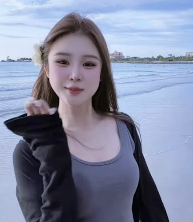 13일 온라인 사기 및 인신매매 혐의로 캄보디아 경찰에 체포된 중국인 인플루언서 장무청. 더우인 캡처