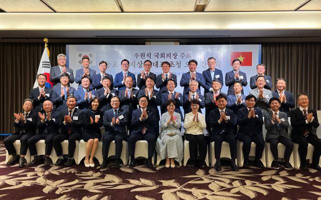우원식(앞줄 왼쪽 여섯 번째) 국회의장 내외가 20일 베트남 하노이에서 열린 오찬 간담회에서 최영삼(앞줄 왼쪽 다섯 번째) 주베트남 한국대사 및 동포·기업인들과 기념사진을 촬영하고 있다. 하노이=허경주 특파원