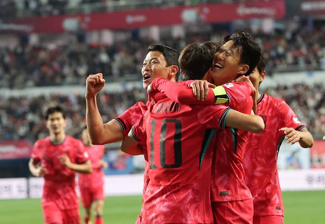 <yonhap photo-6663=""> 손흥민 선제골 작렬 (대전=연합뉴스) 임화영 기자 = 14일 대전월드컵경기장에서 열린 남자축구 국가대표 A매치 평가전 대한민국과 볼리비아의 경기. 손흥민이 골을 넣은 뒤 동료들과 기쁨을 나누고 있다. 2025.11.14 hwayoung7@yna.co.kr/2025-11-14 21:31:13/ <저작권자 ⓒ 1980-2025 ㈜연합뉴스. 무단 전재 재배포 금지, AI 학습 및 활용 금지></yonhap>