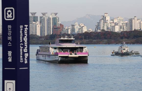 16일 서울 송파구 잠실선착장 부근에서 한강버스가 강바닥에 걸려 멈춰 있다. 2025.11.16 [사진=연합뉴스]