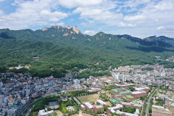 수유동 일대에서 바라본 북한산과 강북구 전경. [사진=강북구]