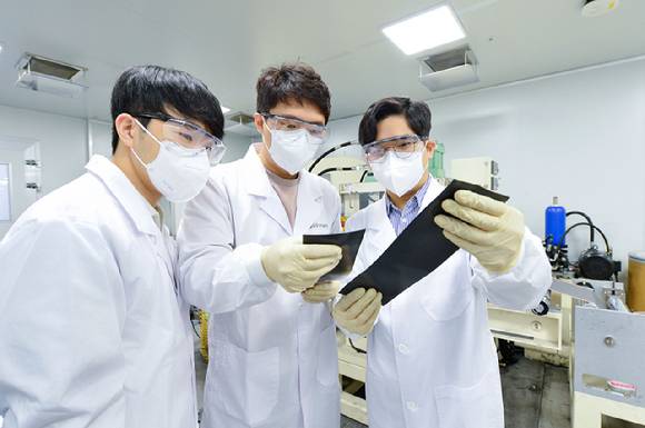 LG에너지솔루션 연구원들이 대전기술연구원에서 건식전극을 살펴 보고있다. [사진=LG에너지솔루션]