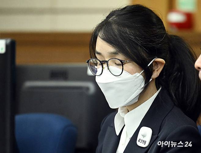 윤석열 전 대통령의 배우자 김건희 여사가 24일 서울 서초동 서울중앙지법에서 열린 김 여사의 특정범죄가중처벌법상 알선수재 및 자본시장법·정치자금법 위반 등 사건 첫 재판에 출석하고 있다. [사진=사진공동취재단]