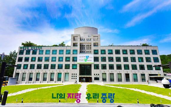 중랑구가 2026년도 예산안을 1조 1648억원으로 편성했다. 사진은 중랑구청 전경. [사진=중랑구]