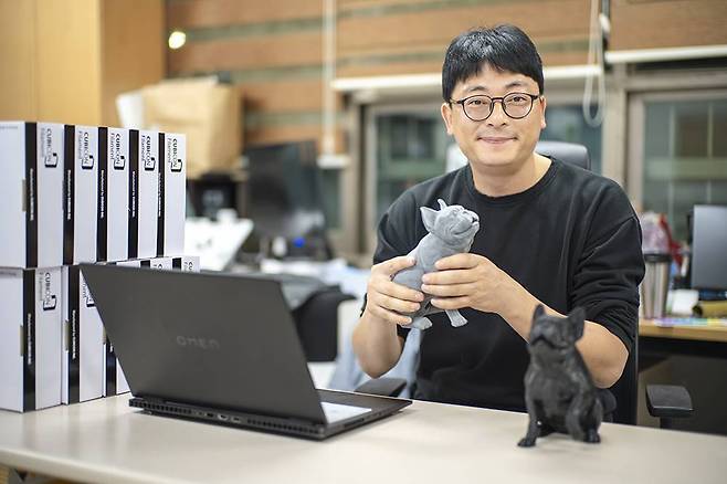 김현석 마인3디피 대표가 지속 성장 지원의 제품 제작 지원을 통해 만든 제품을 소개 중이다 / 출처=IT동아