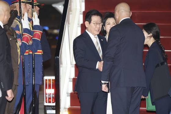 아랍에미리트(UAE) 국빈 방문을 마치고 이집트를 공식 방문한 이재명 대통령과 김혜경 여사가 19일(현지시간) 오후 카이로 국제공항에 도착해 영접나온 이집트 관계자들과 인사하고 있다. 전민규 기자