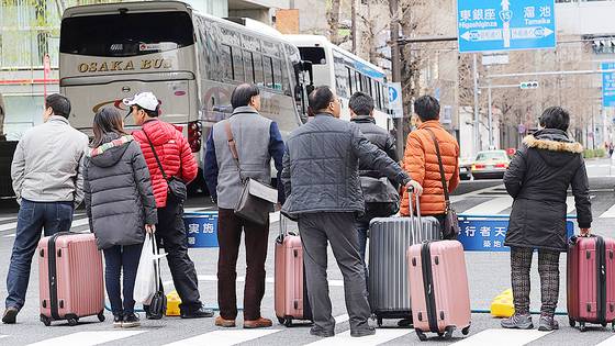 중국이 자국민에게 일본 여행을 자제하도록 권고하면서 국적 항공사에 수수료 없이 항공편 취소를 지시했다. 사진은 지난 2016년 도쿄를 여행 중인 중국인 관광객. AP=연합뉴스